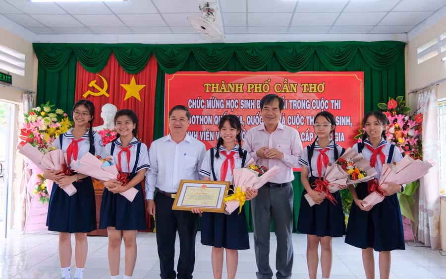 UBND TP Cần Thơ khen thưởng 18 học sinh đạt thành tích cuộc thi Robothon quốc gia, quốc tế năm 2023 và SV_STARTUP 2023.