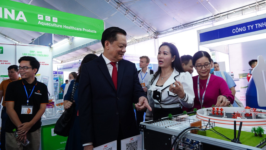 Lãnh đạo TP Cần Thơ tham quan gian hàng tại Hội chợ Triển lãm Quốc tế Công nghệ ngành tôm.