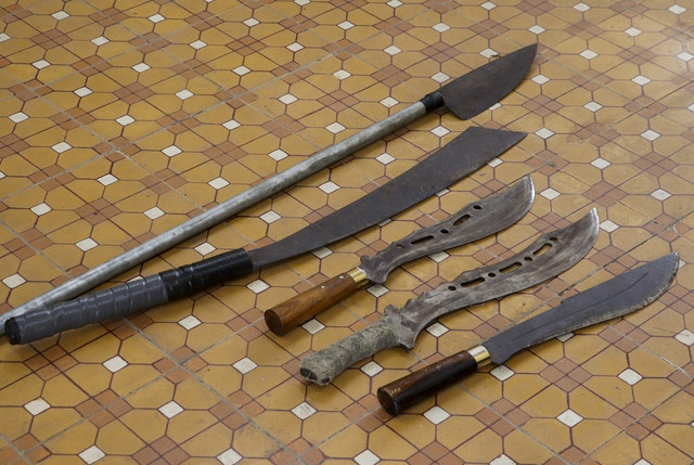 Hung khí được công an thu giữ. Hung khí được công an thu giữ.