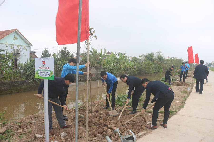 Phong trào trồng cây xanh được lực lượng thanh niên và các ban ngành chú trọng. Phong trào trồng cây xanh được lực lượng thanh niên và các ban ngành chú trọng.