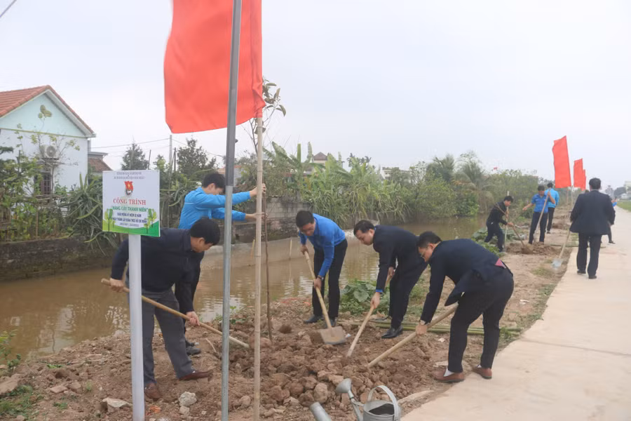 Phong trào trồng cây xanh được lực lượng thanh niên và các ban ngành chú trọng.
