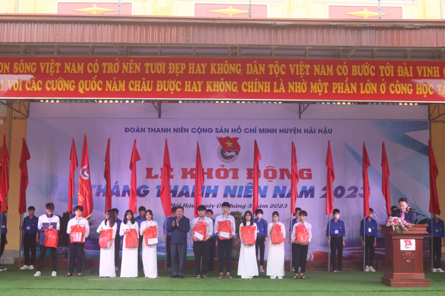 Lãnh đạo Huyện Hải Hậu tặng quà cho các em học sinh có thành tích xuất sắc trên địa bàn. Lãnh đạo Huyện Hải Hậu tặng quà cho các em học sinh có thành tích xuất sắc trên địa bàn.