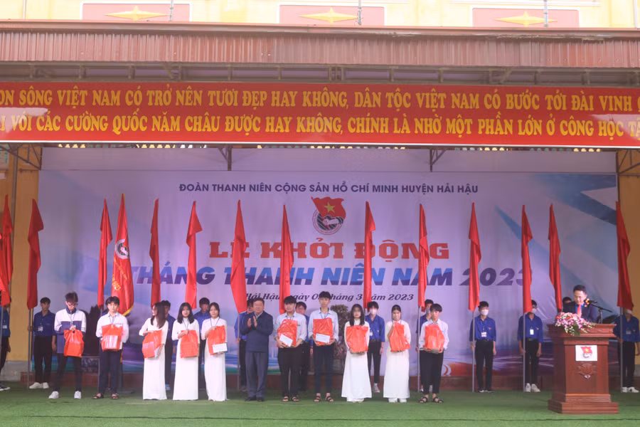 Lãnh đạo Huyện Hải Hậu tặng quà cho các em học sinh có thành tích xuất sắc trên địa bàn.