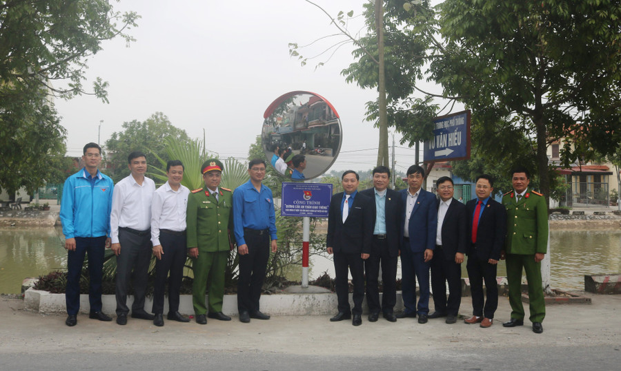 Các vị đại biểu tham dự lắp gương cầu an toàn giao thông trước khu vực vào Trường THPT Vũ Văn Hiếu. Các vị đại biểu tham dự lắp gương cầu an toàn giao thông trước khu vực vào Trường THPT Vũ Văn Hiếu.