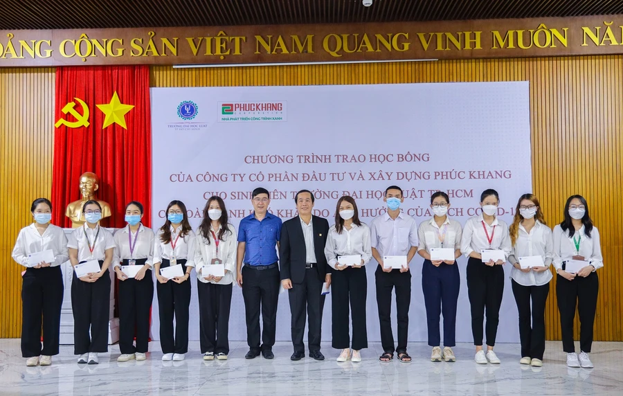 Ông Nguyễn Thành An cùng với ông Lê Hồng Phúc trao tặng học bổng cho sinh viên