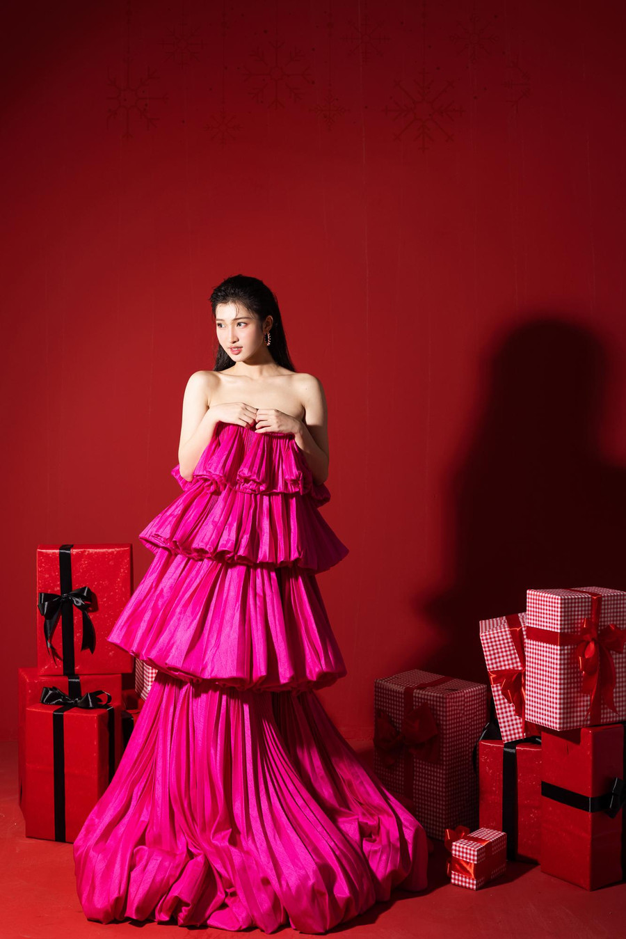 Với bộ ảnh thứ hai, Phương Nhi như hóa thân thành nàng công chúa của nhịp sống hiện đại khi khoác trên mình bộ váy xếp thành tầng vô cùng thời trang, nổi bật với tông hồng cùng biểu cảm rạng rỡ, trong sáng. Với bộ ảnh thứ hai, Phương Nhi như hóa thân thành nàng công chúa của nhịp sống hiện đại khi khoác trên mình bộ váy xếp thành tầng vô cùng thời trang, nổi bật với tông hồng cùng biểu cảm rạng rỡ, trong sáng.