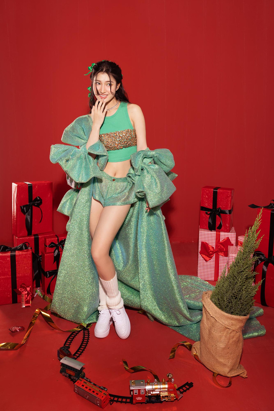 Gần nhất, nàng hậu còn kết hợp với nam ca sĩ Isaac trong MV mới hứa hẹn sẽ mang đến nhiều điều thú vị đến các fan hâm mộ trong vai trò mới lần này. Gần nhất, nàng hậu còn kết hợp với nam ca sĩ Isaac trong MV mới hứa hẹn sẽ mang đến nhiều điều thú vị đến các fan hâm mộ trong vai trò mới lần này.