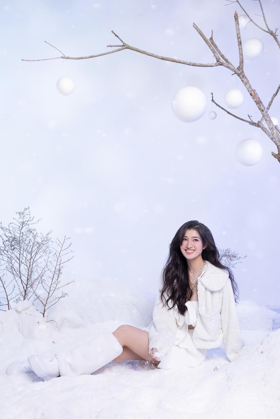 Nàng hậu sinh năm 2002 khoác trên mình bộ trang phục mùa đông vô cùng trẻ trung, năng động trong không gian tràn ngập tuyết rơi lãng mạn. Nàng hậu sinh năm 2002 khoác trên mình bộ trang phục mùa đông vô cùng trẻ trung, năng động trong không gian tràn ngập tuyết rơi lãng mạn.