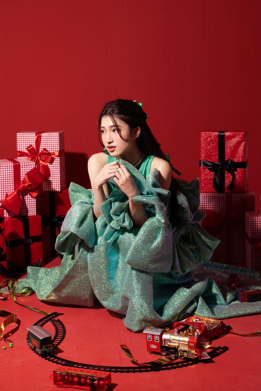 Trong bộ ảnh cuối cùng, “Thần tiên tỷ tỷ” thế hệ mới mang đến một phong cách năng động khi phối giày sneakers cùng bộ trang phục lạ mắt. Trong bộ ảnh cuối cùng, “Thần tiên tỷ tỷ” thế hệ mới mang đến một phong cách năng động khi phối giày sneakers cùng bộ trang phục lạ mắt.