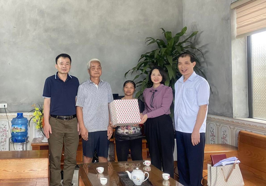 Lãnh đạo phòng GD&amp;ĐT huyện Đại Từ tặng quà cho học viên lớp xoá mù chữ trên địa bàn.