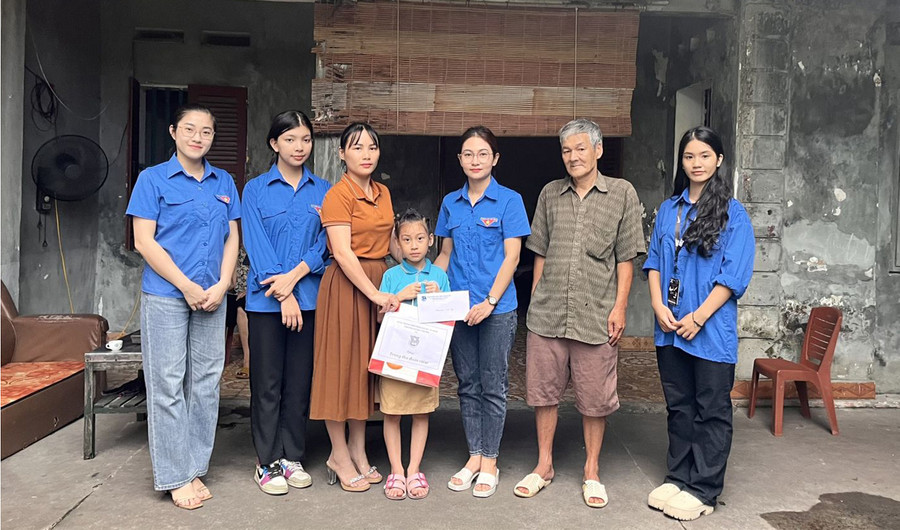 Đoàn trường THPT Lương Ngọc Quyến trao tặng các suất quà Tết Trung thu cho các em thiếu nhi mồ côi, có hoàn cảnh khó khăn trên địa bàn phường Hoàng Văn Thụ. Đoàn trường THPT Lương Ngọc Quyến trao tặng các suất quà Tết Trung thu cho các em thiếu nhi mồ côi, có hoàn cảnh khó khăn trên địa bàn phường Hoàng Văn Thụ.