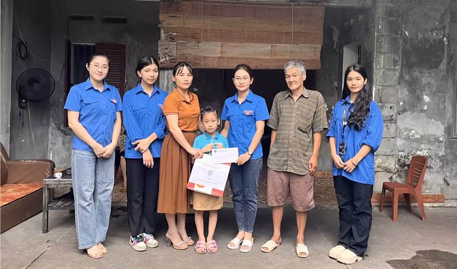 Đoàn trường THPT Lương Ngọc Quyến trao tặng các suất quà Tết Trung thu cho các em thiếu nhi mồ côi, có hoàn cảnh khó khăn trên địa bàn phường Hoàng Văn Thụ.