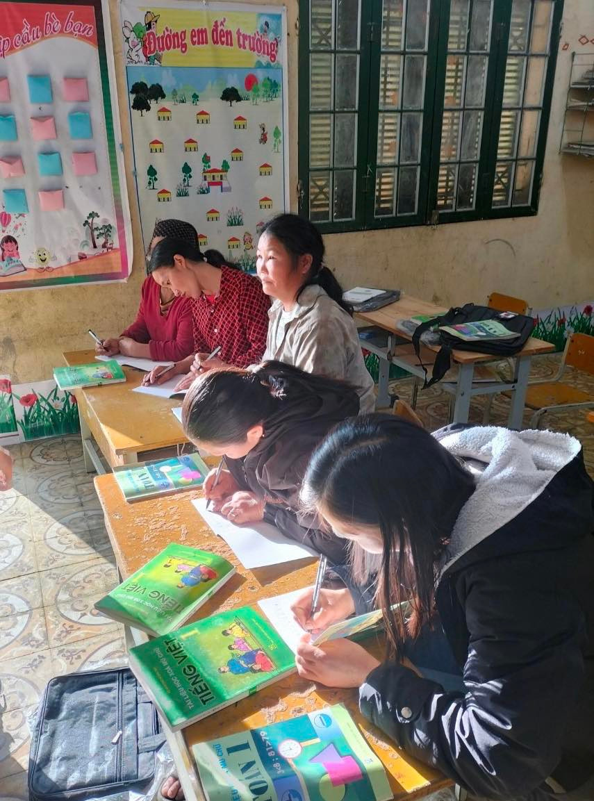 Học viên tham gia lớp xoá mù chữ được hỗ trợ học phẩm gồm vở, bút, bộ compa, thước kẻ… đáp ứng kịp thời cho bà con học tập. Học viên tham gia lớp xoá mù chữ được hỗ trợ học phẩm gồm vở, bút, bộ compa, thước kẻ… đáp ứng kịp thời cho bà con học tập.