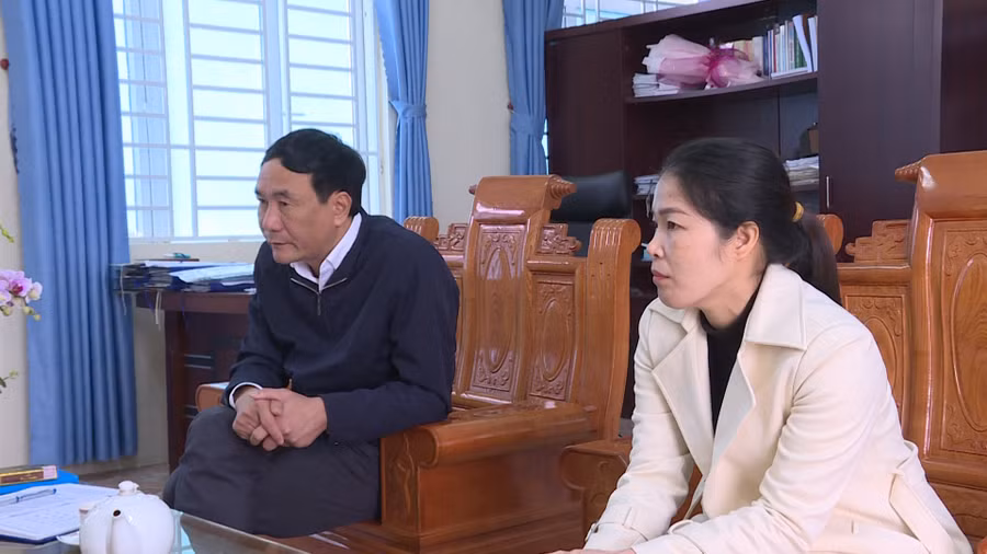 Ông Lê Công Quân, Hiệu trưởng Trường Tiểu học Hoằng Trường và Kế toán làm việc với PV.