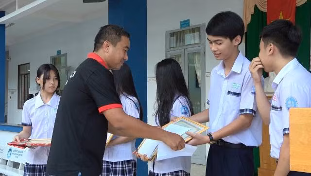 Thạc sĩ Phạm Thái Sơn-Giám đốc Trung tâm Tuyển sinh và Truyền thông Trường ĐH Công nghiệp Thực phẩm TPHCM trao thưởng cho các học sinh giỏi