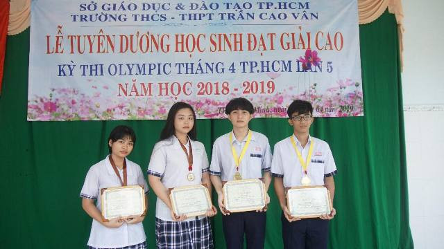 Học sinh khối 10, 11 đạt giải trong kỳ thi Olympic tháng 4 Học sinh khối 10, 11 đạt giải trong kỳ thi Olympic tháng 4