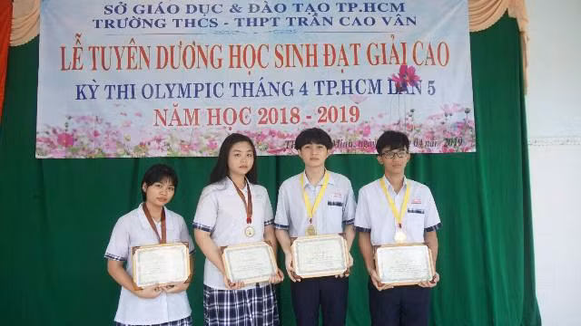 Học sinh khối 10, 11 đạt giải trong kỳ thi Olympic tháng 4