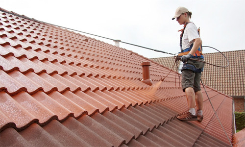 Trong nhà sẽ bớt bí bức hơn khi tôn được phủ lớp sơn chống nóng. Ảnh minh họa: Noitus.