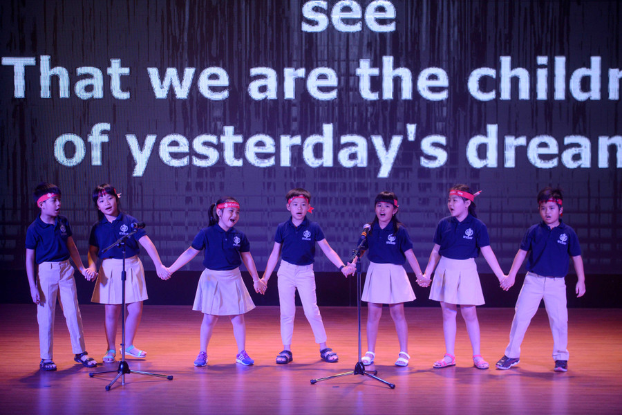 Các em học sinh UKA trình diễn tiết mục “Yesterday Dream”