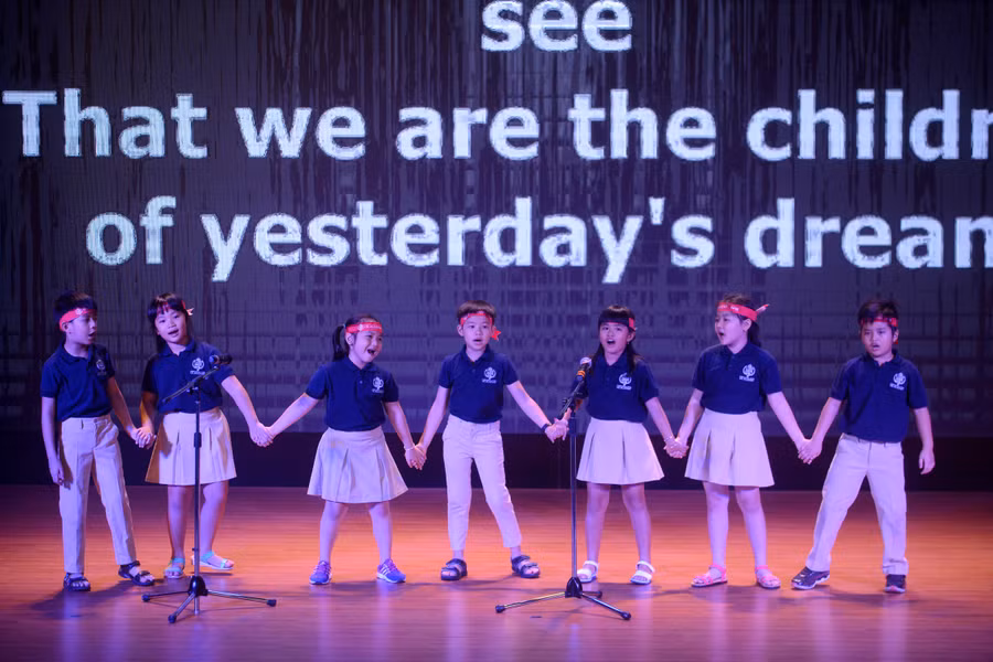 Các em học sinh UKA trình diễn tiết mục “Yesterday Dream”