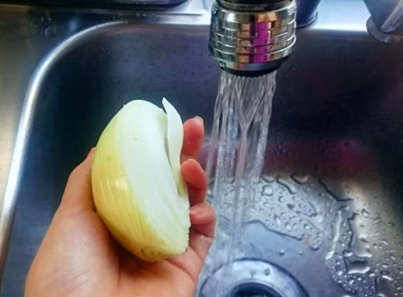 7 mẹo cắt hành không bị chảy nước mắt 