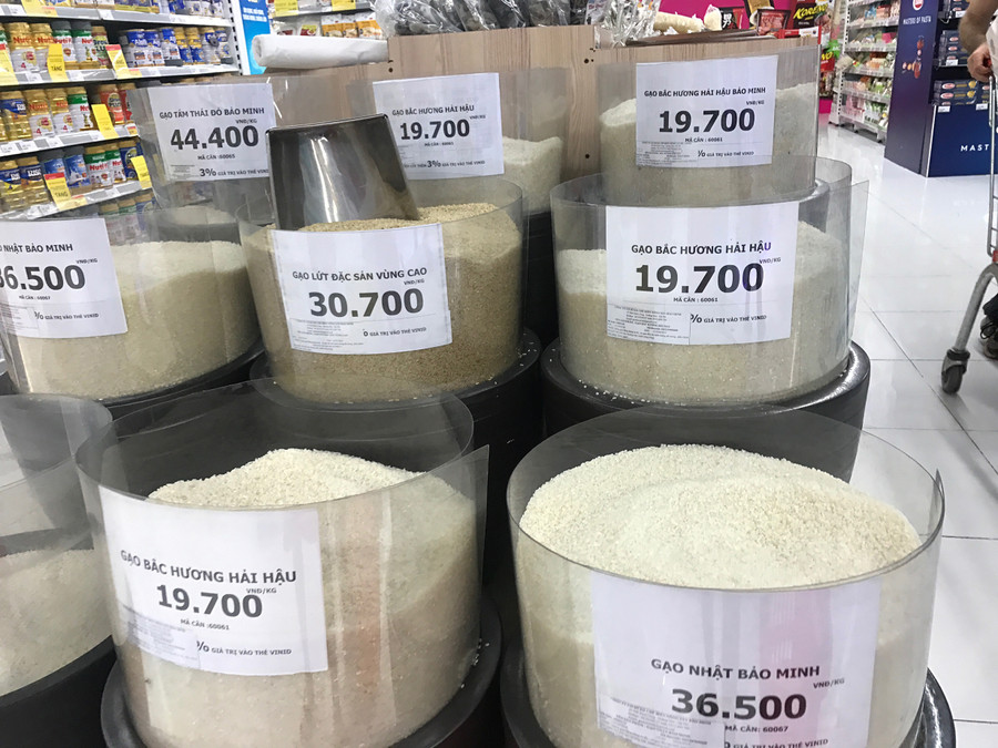 Giá gạo trong siêu thị vẫn ở mức cao, nhưng giá lúa gạo thu mua của nông dân đang tụt xuống thấp. Ảnh: Nguyễn Linh Giá gạo trong siêu thị vẫn ở mức cao, nhưng giá lúa gạo thu mua của nông dân đang tụt xuống thấp. Ảnh: Nguyễn Linh