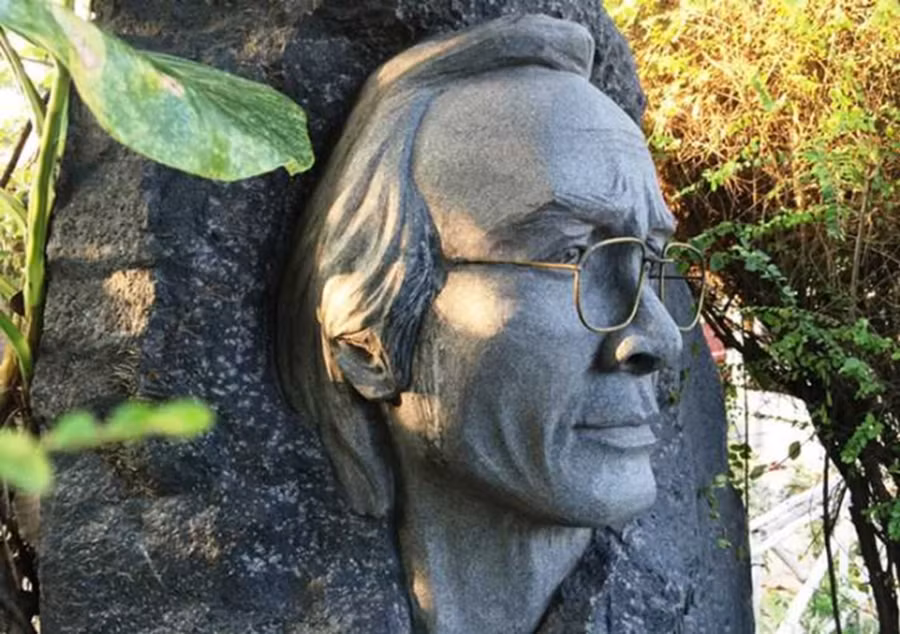 Tượng nhạc sĩ Trịnh Công Sơn