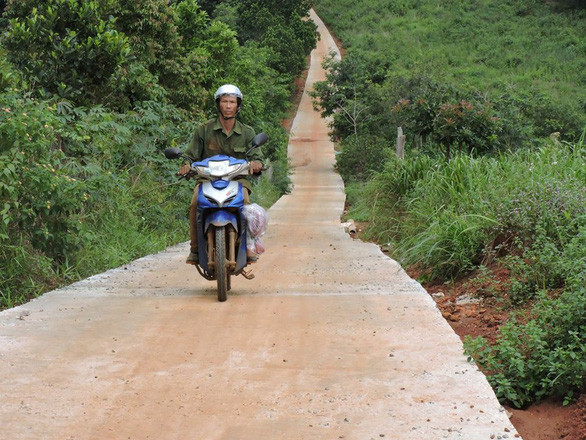 Một trong hai nhánh đường làm sai chạy thẳng vào rẫy ông Hạnh, giám đốc đơn vị thi công - Ảnh: L.Đan