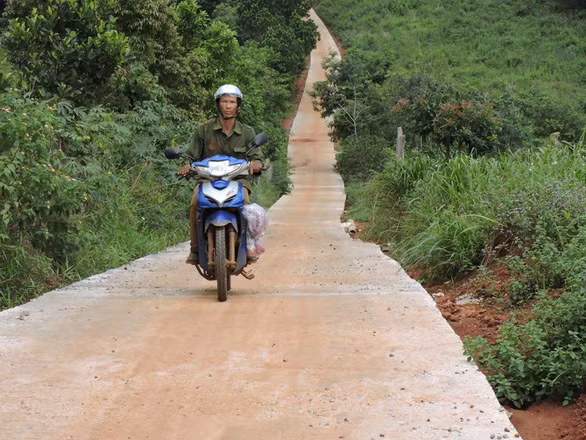 Một trong hai nhánh đường làm sai chạy thẳng vào rẫy ông Hạnh, giám đốc đơn vị thi công - Ảnh: L.Đan