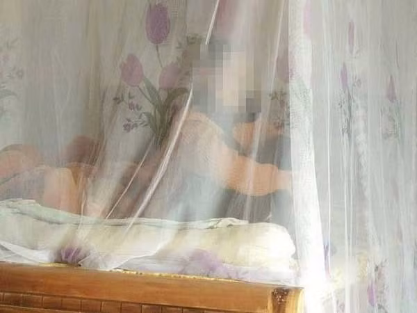 Bà D. đau đớn khi biết tin con trai sát hại cháu nội.