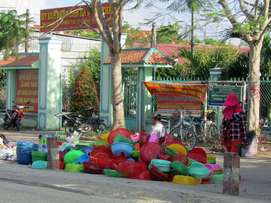 Hàng tạp hóa án ngữ trước cửa UBND xã Đông Thành (ảnh chụp 27/2)