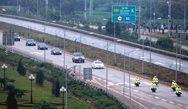 Đoàn xe của Triều Tiên chạy trên quốc lộ 1 ngày 16/2. Ảnh: Lê Anh Tú.