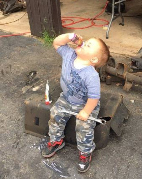 Ra dáng đàn ông từ bé. Ra dáng đàn ông từ bé.