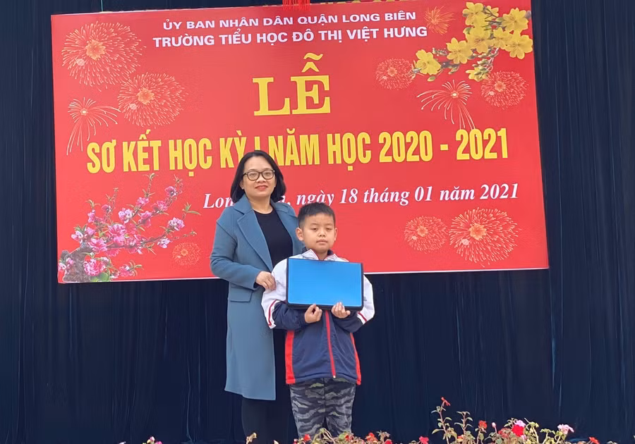 Cô Ngô Thu Ánh – Phó Hiệu trưởng Trường Tiểu học Đô thị Việt Hưng trao thưởng cho em Trần Bảo Lâm, lớp 3A1.