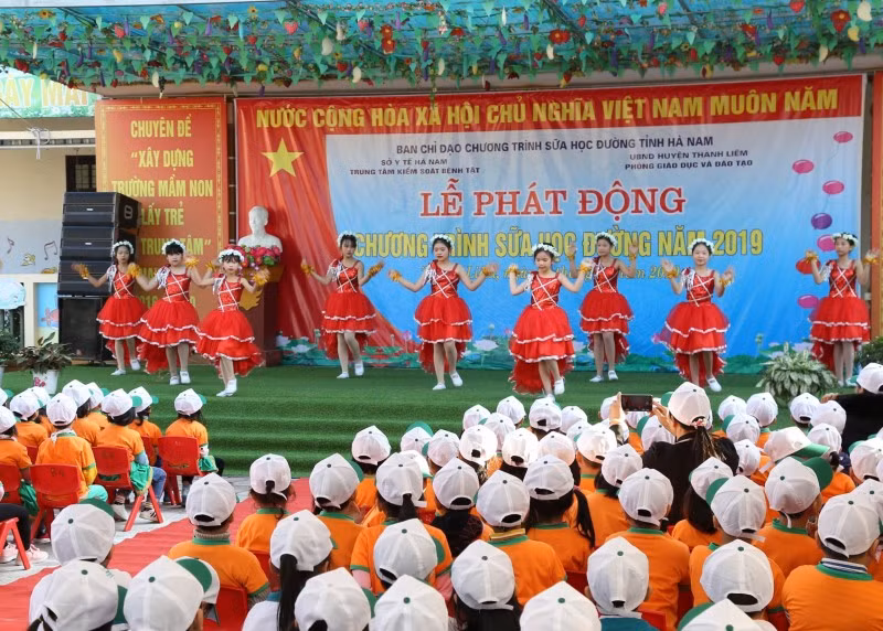 tre em tinh ha nam hao hung tham gia le phat dong chuong trinh sua hoc duong