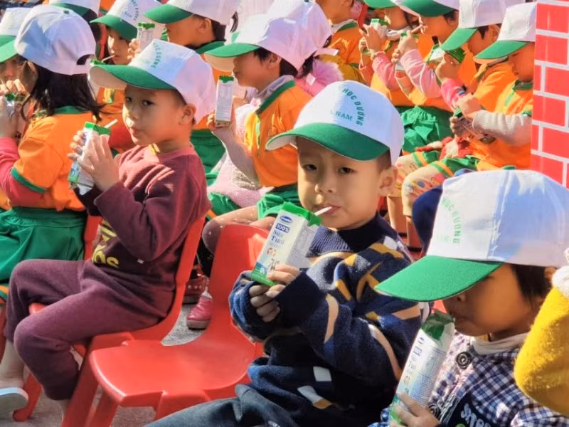 tre em tinh ha nam hao hung tham gia le phat dong chuong trinh sua hoc duong