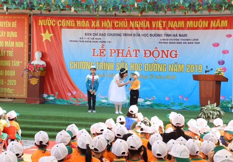 tre em tinh ha nam hao hung tham gia le phat dong chuong trinh sua hoc duong