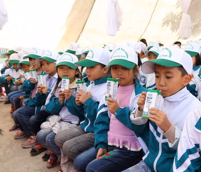 tre em tinh ha nam hao hung tham gia le phat dong chuong trinh sua hoc duong