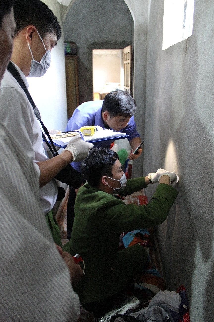 Các điều tra viên khám nghiệm hiện trường vụ án