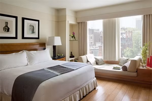 Vì sao phòng ngủ trong khách sạn không có gối ôm?