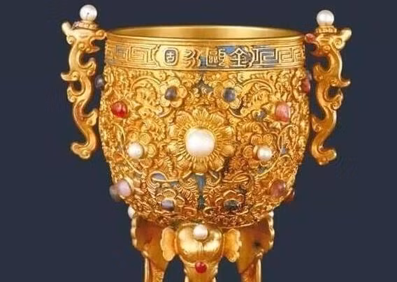 Dỡ ngôi nhà cũ nát, phát hiện 380 món đồ bằng vàng quý giá dưới nền