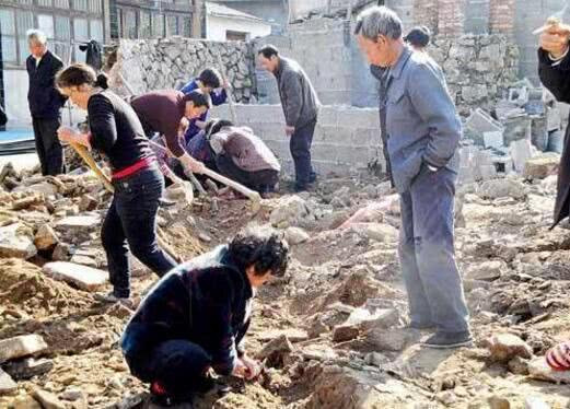 Dỡ nhà, phát hiện 380 món đồ bằng vàng dưới nền và cái kết không nói nên lời hình ảnh 1 do nha, phat hien 380 mon do bang vang duoi nen va cai ket khong noi nen loi hinh anh 1