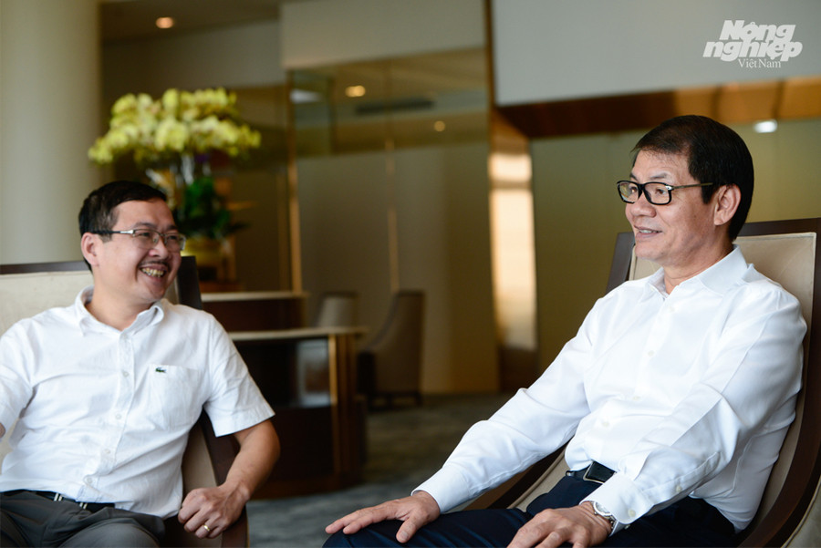 Tỷ phú Trần Bá Dương (phải) và Tổng biên tập Báo Nông nghiệp Việt Nam Nguyễn Ngọc Thạch