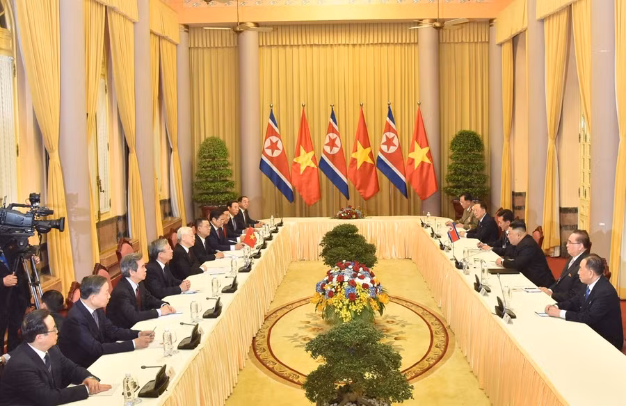 Tổng Bí thư, Chủ tịch nước Nguyễn Phú Trọng hội đàm với Chủ tịch Kim Jong-un. Ảnh VGP/Nhật Bắc