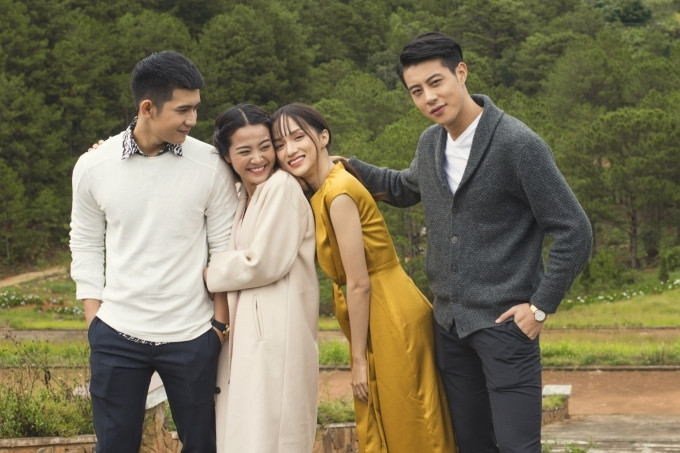 Trong một năm nhiệm kỳ hoa hậu, Hương Giang vẫn khẳng định dấu ấn ở lĩnh vực ca hát. Tháng 11/2018, người đẹpra mắt MV "Anh đang ở đâu đấy anh", vào vai một cô gái đau khổ vì rơi vào mối quan hệ tay ba với người yêu và bạn thân. MV giúp Hương Giang lần đầu tiên đạt vị trí top 1 Trending YouTube Việt Nam và cán mốc 2 triệu lượt xem chỉ sau 24 giờ ra mắt khiến cô vô cùng hạnh phúc. Cuối năm 2018, Hương Giang ra mắt MV ‘Anh đang ở đâu đấy anh’, đánh dấu sự trở lại âm nhạc sau nửa năm đăng quang Hoa hậu Chuyển giới Quốc tế. Nữ ca sĩ vào vai một cô gái đau khổ vì rơi vào mối quan hệ tay ba với người yêu và bạn thân. MV đạt Top 1 Trending YouTube Việt Nam và cán mốc 2 triệu lượt xem chỉ sau một ngày ra mắt.