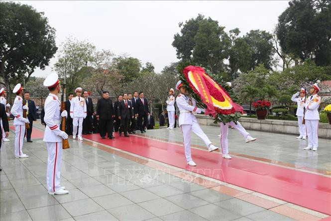 Chủ tịch Triều Tiên Kim Jong Un đến đặt vòng hoa tại Đài tưởng niệm các Anh hùng liệt sĩ trên đường Bắc Sơn, Quận Ba Đình. Chủ tịch Triều Tiên Kim Jong Un đến đặt vòng hoa tại Đài tưởng niệm các Anh hùng liệt sĩ trên đường Bắc Sơn, Quận Ba Đình.