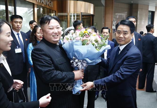 Chủ tịch UBND TP Hà Nội Nguyễn Đức Chung tặng hoa, tiễn Chủ tịch Triều Tiên Kim Jong Un tại khách sạn Melia (Hà Nội). Chủ tịch UBND TP Hà Nội Nguyễn Đức Chung tặng hoa, tiễn Chủ tịch Triều Tiên Kim Jong Un tại khách sạn Melia (Hà Nội).
