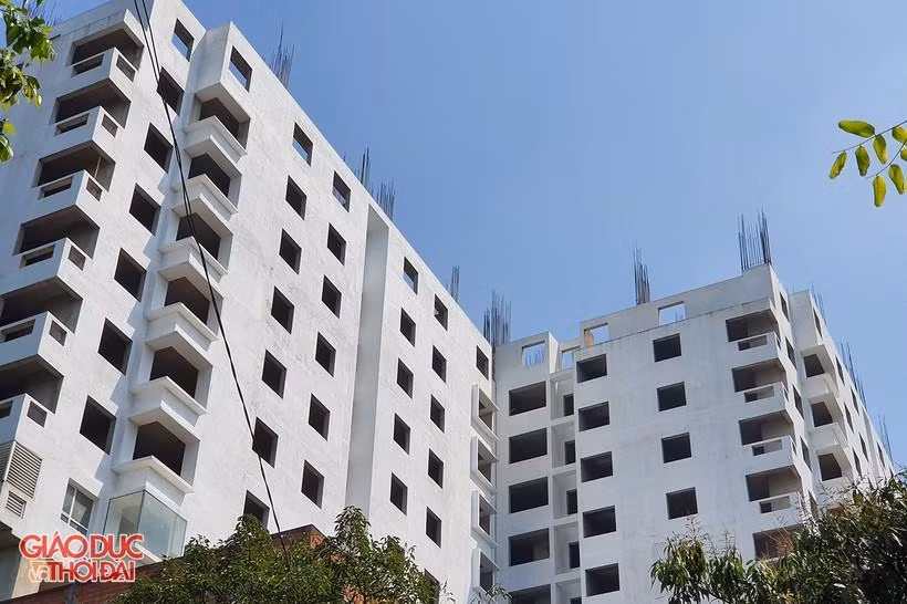 Dự án nằm trên mặt đường Nguyễn Thị Minh Khai bị chủ đầu tư bỏ dở nhiều năm nay.