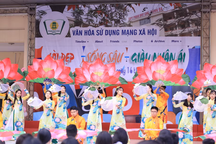 Chương trình ngoại khóa “Văn hóa sử dụng mạng xã hội” của học sinh Trường THPT Phan Huy Chú (Hà Nội)