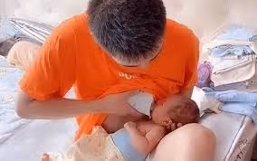 Hóa ra ông bố này đúng là "cho con bú", nhưng là... bú bình.